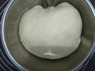 2、培根蔬菜披萨,揉成光滑的面团盖布发酵到原来的两倍大。