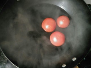 3、培根蔬菜披萨,西红柿烫一下热水去皮切成小块。