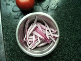 4、培根蔬菜披萨,洋葱洗干净切小块