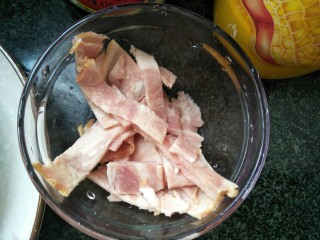 5、培根蔬菜披萨,培根切小块