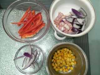 6、培根蔬菜披萨,红椒切长条，玉米洗干净先煮熟。