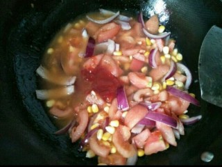 8、培根蔬菜披萨,放入去皮蕃茄，玉米，蕃茄沙司大火煮沸后转小火慢熬。