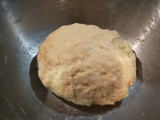 3、新文美食  自制烤箱板披萨,把黄油倒入盆中加少量温水合成面团发酵。