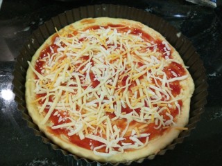 7、新文美食  自制烤箱板披萨,撒上一层奶酪。