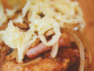 11、炸鸡披萨,炸鸡上涂上照烧酱，放上培根、蔬菜、芝士。