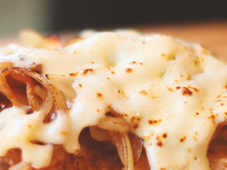 12、炸鸡披萨,用火枪烤一下。