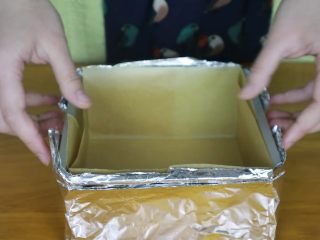 1、抹茶蜂蜜蛋糕,先做一下准备工作，模具里面垫油纸，模具外面包上四层锡纸，这样做是为了隔绝部分热量，使四周表皮不至于过厚