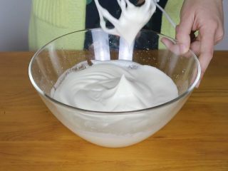 3、抹茶蜂蜜蛋糕,打发至出现直立的尖角