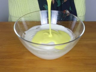 5、抹茶蜂蜜蛋糕,将蛋黄倒入打发的蛋清中