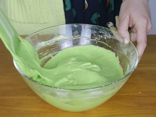 8、抹茶蜂蜜蛋糕,翻拌均匀后的面糊还是非常细腻的