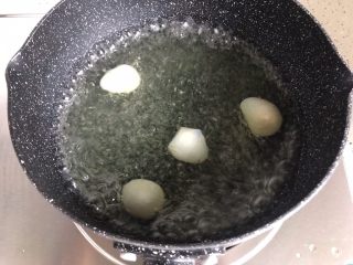 16、健康美味の鸡胸肉果蔬沙拉,放入鹌鹑蛋煮30秒