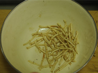 1、凉拌菜,鱼腥草先将表面的根须去掉，摘成段，洗干净