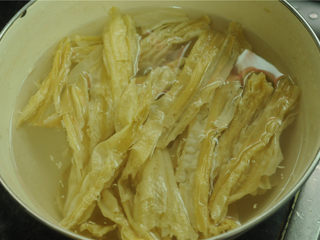 2、凉拌菜,腐竹用清水洗干净后放在凉开水里抛开