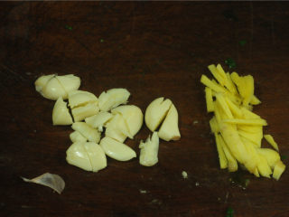 8、凉拌菜,姜丝蒜末切好