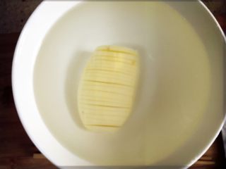 3、芝士培根焗土豆,切好的土豆放在冷水里冲洗一下。