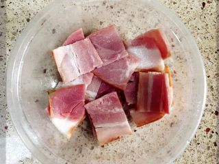 6、芝士培根焗土豆,培根切块后备用。