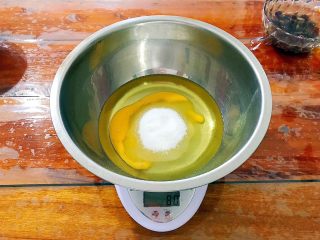 2、又香又酥的黑芝麻杂果干桃酥,再加入80g细砂糖！