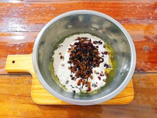 6、又香又酥的黑芝麻杂果干桃酥,再加入剪碎了的杂果干！