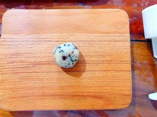 12、又香又酥的黑芝麻杂果干桃酥,在面团顶部轻轻的按一下，让它稍微扁一点！