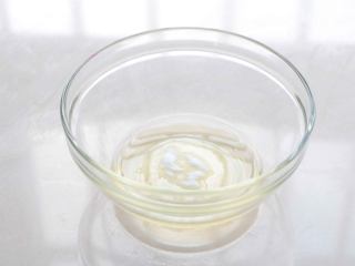 6、酸奶溶豆（超级详细）,蛋清分次加入白糖打发