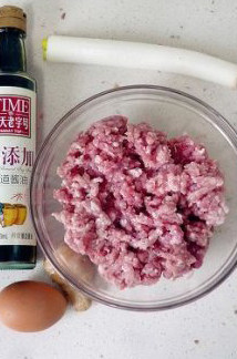 1、徐州过年头牌美食—猪肉饺子,将葱、姜切碎末，猪肉放料理机里搅打成泥后倒入碗中。