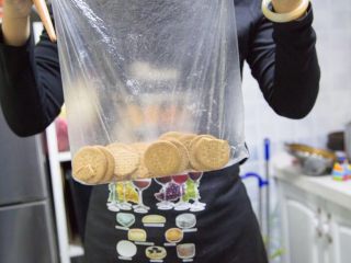 2、五行缺吃之重乳酪蛋糕,用保鲜袋将消化饼干装进去，准备下狠手