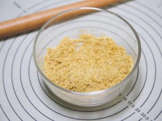 4、五行缺吃之重乳酪蛋糕,将45g黄油隔水融化，或者微波炉转一分中，将融化的黄油倒入饼干碎中