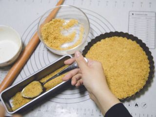 5、五行缺吃之重乳酪蛋糕,搅拌均匀后，倒入模具中，压实。放入冰箱中冷藏，我家只有一个派盘，只有用了一个长方形的活底磨具和一个四寸的活底蛋糕磨具才将消化饼干用完