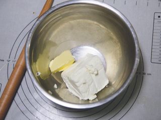 6、五行缺吃之重乳酪蛋糕,将室温软化的奶油奶酪和黄油混合，用打蛋器打，一定不要手下留情