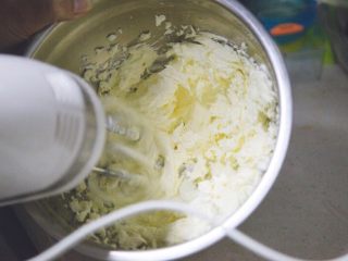 7、五行缺吃之重乳酪蛋糕,打到完全融合，打到十分顺滑，这个过程中会有奶油奶酪飞溅到打蛋盆上