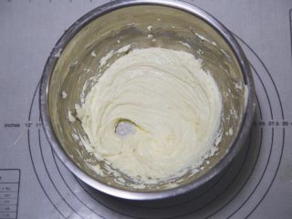 8、五行缺吃之重乳酪蛋糕,要用刮刀把他们刮下来继续打，这是决定口感十分重要的一步，千万不要大意