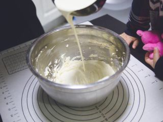 9、五行缺吃之重乳酪蛋糕,加入柠檬汁、淡奶油继续用打蛋器打，一定打到完全融合，打一会停一下，用刮刀把盆地的翻上来接着打