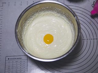 10、五行缺吃之重乳酪蛋糕,加入蛋黄搅拌均匀，蛋黄要一个一个加，一定要搅拌均匀