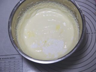 11、五行缺吃之重乳酪蛋糕,加入玉米淀粉搅拌均匀