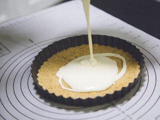 13、五行缺吃之重乳酪蛋糕,倒入冷藏好的烤盘，180度，烤25分钟即可