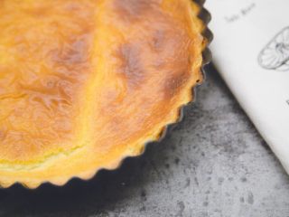 14、五行缺吃之重乳酪蛋糕,冷却后放入冰箱冷藏1-2小时，如果烤完就吃，饼干底会不成形，冷藏以后口感更加哦。