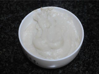 2、黄金三明治,主料里为汤种食材，将汤种食材倒入碗里，拌匀，开小火加热至60度，不断搅拌，变成微稠的面糊，冷却备用