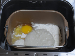 3、黄金三明治,辅料里所有的食材放入面包桶（除黄油外）,将中种也倒进去