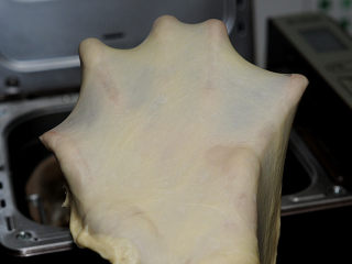 4、黄金三明治,设置两个揉面程序，二十分钟后放入黄油，继续揉20分钟至出膜，揉面设置普通面包功能，机器自动工作，将面团发酵至两倍大