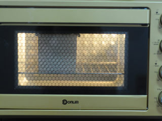 6、黄金三明治,放入烤箱下层，165度烤45分钟，取出微微放凉后装入保鲜袋保存