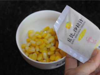 7、黄金三明治,玉米粒放入开水里汆烫，沥干水后加入丘比沙拉汁，拌匀备用（我用的是青柠口味的）