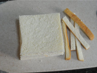 9、黄金三明治,将面包片四周的边切掉