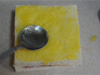 11、黄金三明治,摞起来，最上面用勺子抹上黄油