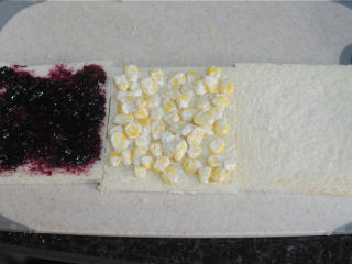 10、黄金三明治,每一片面包上分别抹上蓝莓果酱、玉米沙拉