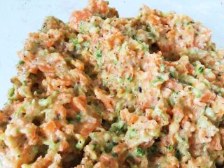 6、蔬菜核桃彩虹饼—吃法百变彩虹饼,将鸡蛋蔬菜面粉搅拌均匀,呈现如图状态,比传统的面包面团更湿一点。