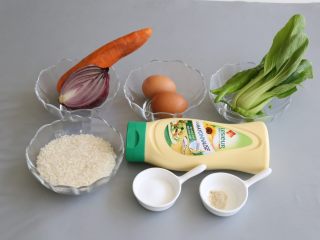 1、日式蛋包饭,准备所需要的食材。