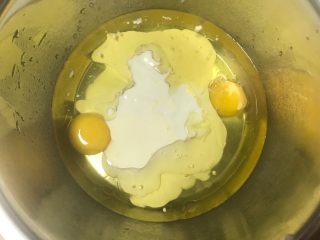 2、红丝绒巧克力淋面蛋糕,鸡蛋、油、酸奶、淡奶油、柠檬汁、糖、盐放在一个容器里。