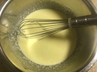 3、红丝绒巧克力淋面蛋糕,搅打至十分均匀。