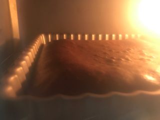 7、红丝绒巧克力淋面蛋糕,175度中下层，预热5分钟，烤22分钟左右。