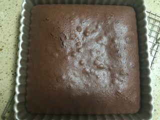 8、红丝绒巧克力淋面蛋糕,取出晾凉。